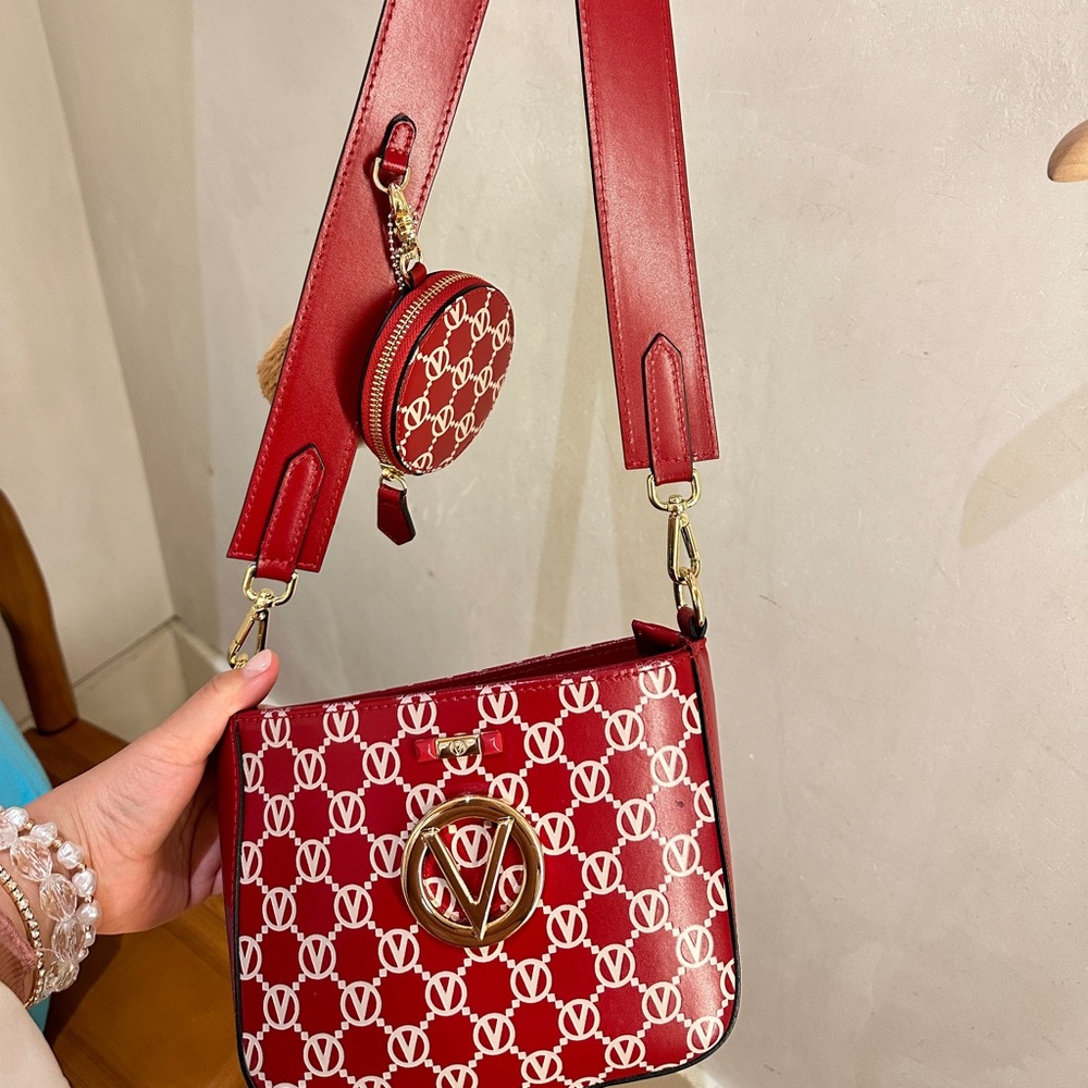 It’s very cute cross bag OMG